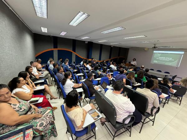Público lota Biblioteca Central para oficina sobre assédio