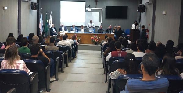 O secretário de Estado da Saúde, Tyago Hoffmann, falando para o público presente