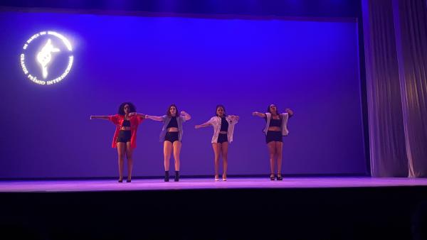 Foto da coreografia Diva, na qual quatro bailarinas dançam no palco
