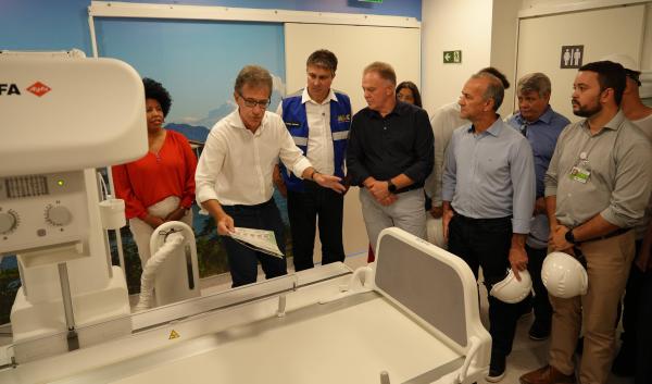 Foto da comitiva conhecendo o novo equipamento de raio-x