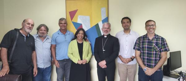 Foto dos participantes do grupo em pé, na sala da vice-reitora da Ufes