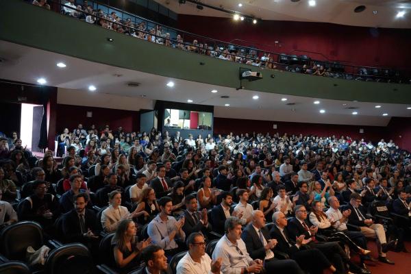 Foto do público que lotou o Teatro para assistir a aula magna