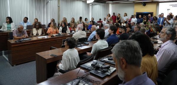 Foto da sala dos conselhos repleta de convidados