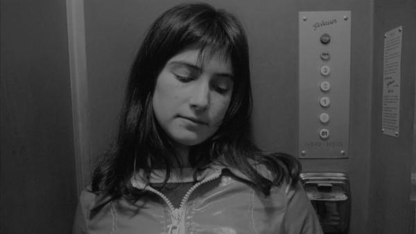 Cena de Eu, Tu, Ele, Ela, na qual aparece a personagem principal dentro de um elevador