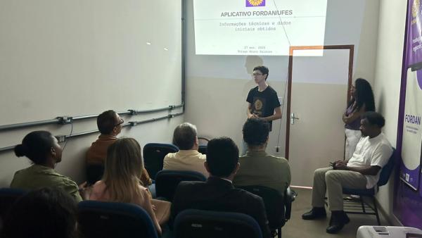Foto da coletiva para apresentação dos dados com todos os participantes reunidos na sala do projeto