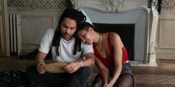 Cena de Pai Mãe Irmã Irmão na qual aparece uma moça com a cabeça encostada no ombro de um rapaz