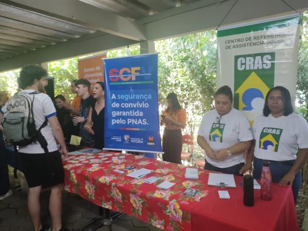 Foto da mesa e dos banners da Semas sobre os serviços