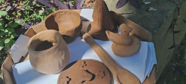 Foto de peças de cerâmica colocadas sobre uma mesa