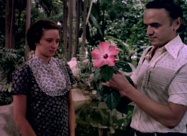 A imagem mostra uma cena do filme A Hora da Estrela na qual o personagem Olímpio entrega uma flor a Macabéa.. 