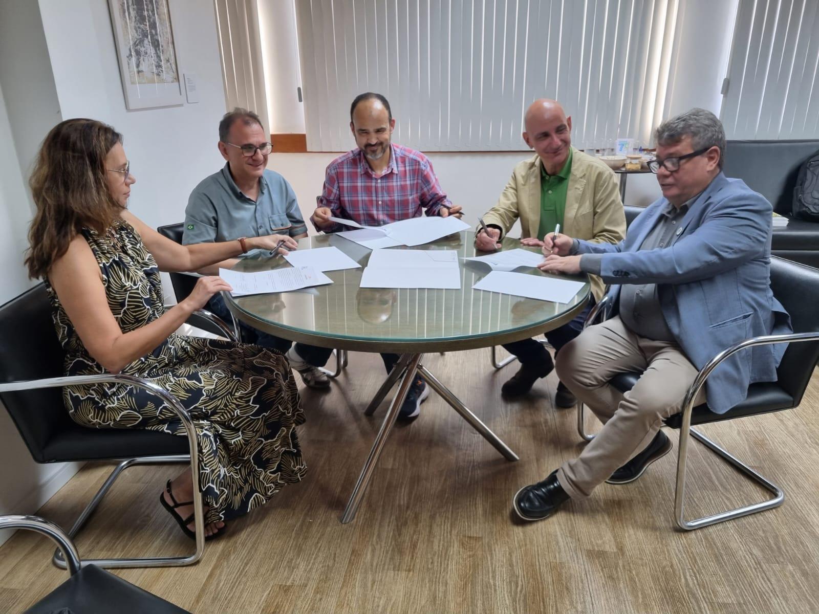 Foto dos gestores da Ufes e da Arcelor assinando o protocolo de intenções