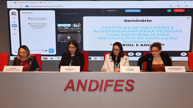 Foto da mesa com a presença do reitor da Ufes