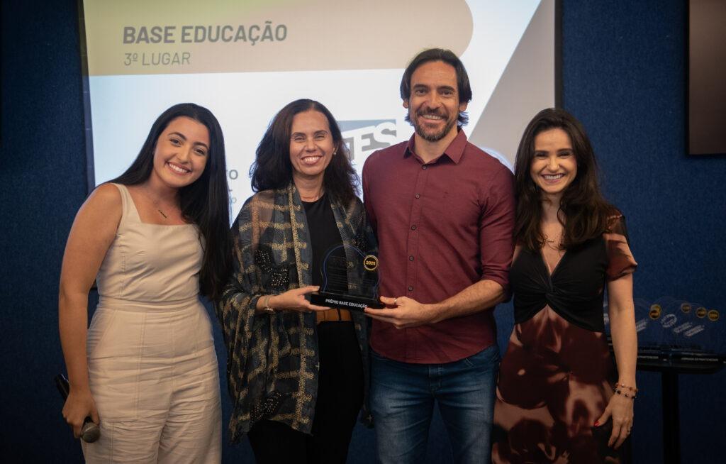 Foto dos representantes da Ufes segurando o prêmio ao lado de duas representantes do Hub Base 27