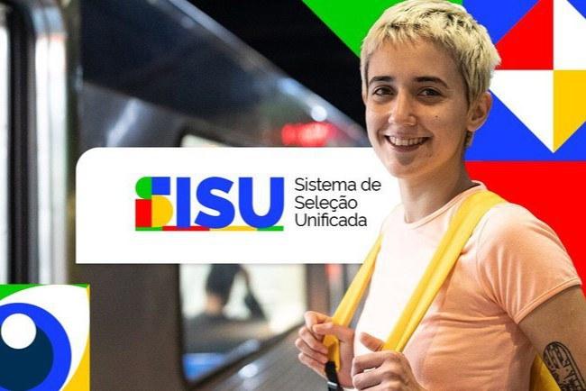 Cartaz de divulgação do Sisu em que aparece uma jovem sorrindo, segurando as alças de uma mochila