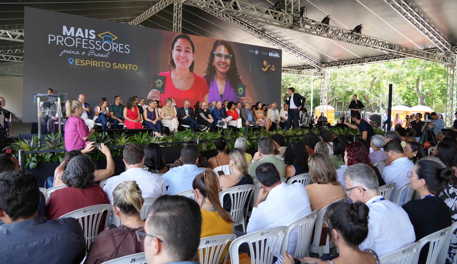 Foto geral da cerimônia de entrega das carteiras e de vales-computadores