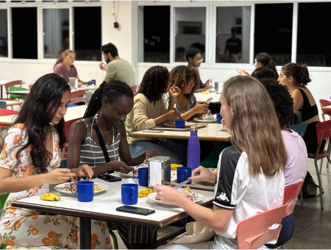 Foto de estudantes jantando no RU do campus de Alegre