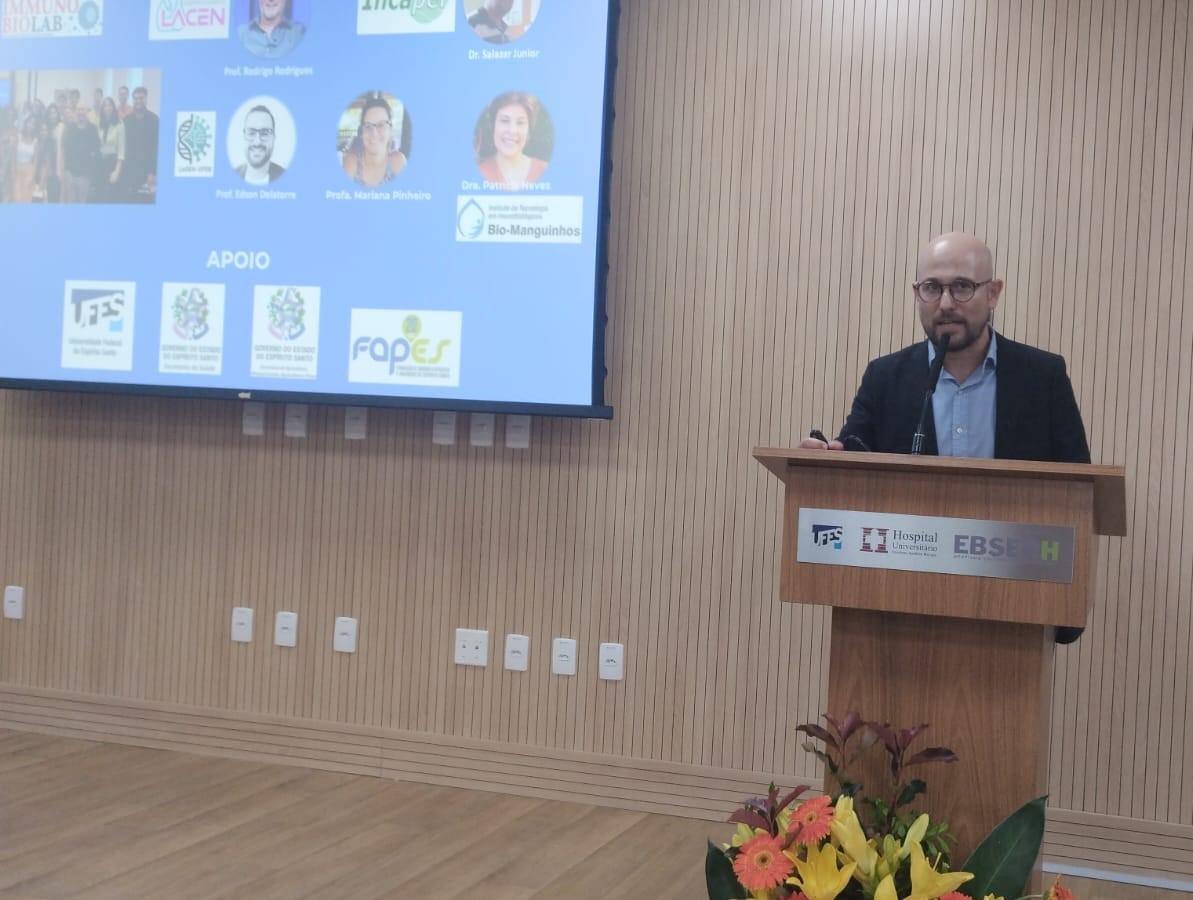 Foto do professor Daniel Gomes fazendo sua apresentação