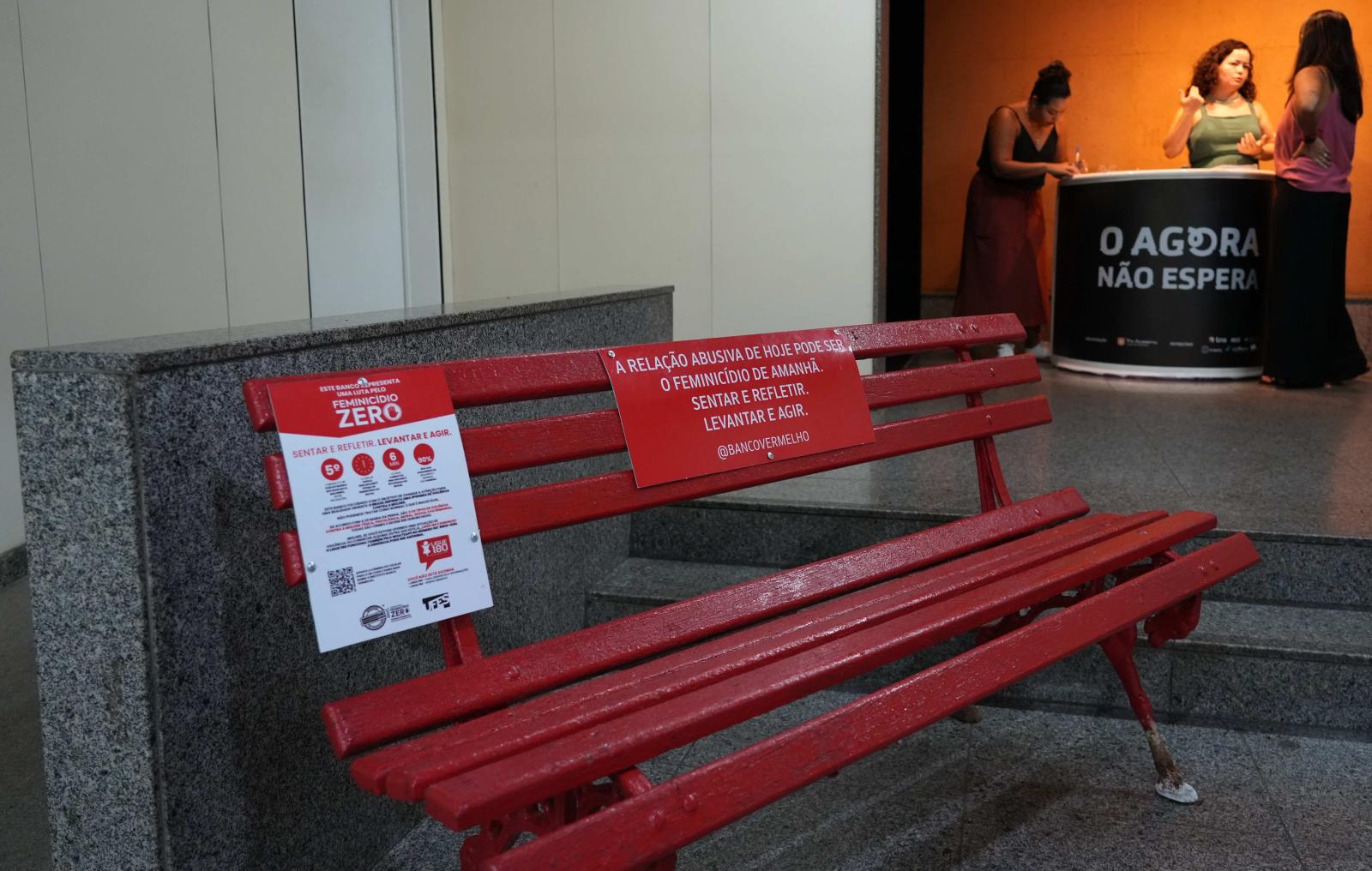 Foto do banco vermelho