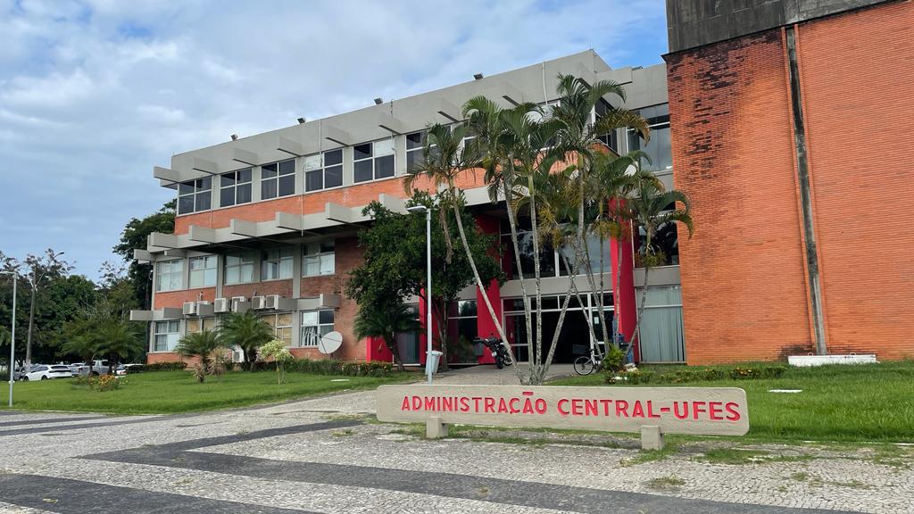 Foto da fachada do prédio da Reitoria