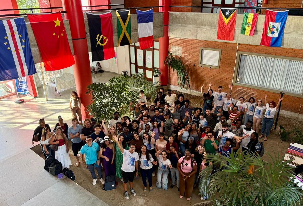 Foto dos estudantes reunidos durante a atividade