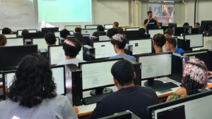 Foto de uma aula com os alunos no laboratório de informática