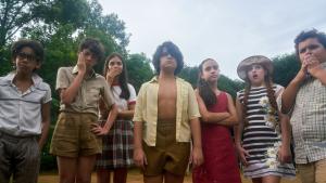 Cena do filme Marraia, onde aparece um grupo de meninos em pé, em um campo de terra batida