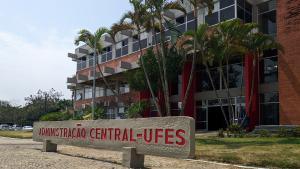 Foto da fachada do prédio da Reitoria da Ufes