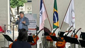 Foto do reitor na abertura da Semana do Servidor, em Alegre