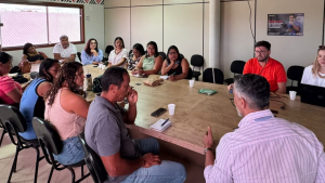 Foto dos gestores e líderes reunidos em torno de uma mesa
