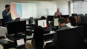 Foto da oficina realizada em São Mateus, com as pessoas em uma sala assistindo a apresentação
