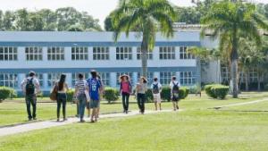 Foto de estudantes andando no campus