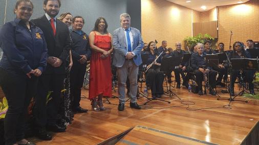 Foto dos diretores do Ceunes, do reitor e da vice-reitora da Ufes no palco do Auditório Central, com representantes da Lira Mateense.