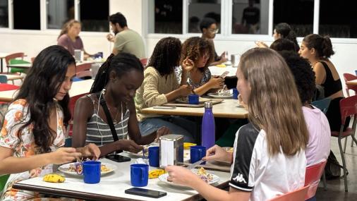 Foto de estudantes almoçando no RU de Maruípe