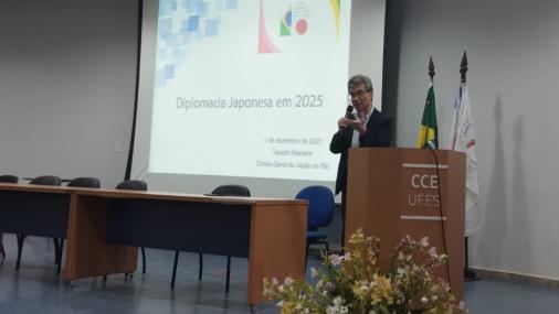 Foto do cônsul-geral do Japão ministrando palestra no auditório