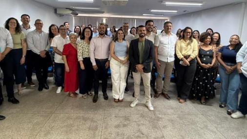 Foto dos membros da comissão com gestores e professores da Ufes, além de gestores da área da Saúde do estado e dos municípios da região