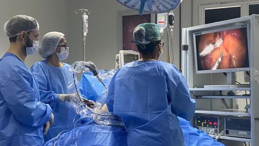 Foto de uma equipe do Hucam realizando uma cirurgia