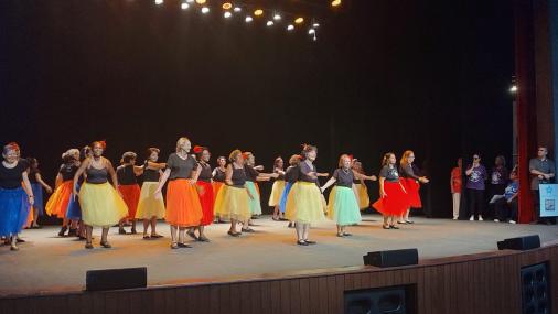Foto de uma apresentação de dança do evento