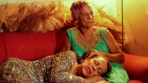 Cena de Filhas da Noite, na qual uma personagem aparece deitada, com a cabeça no colo de outra pessoa