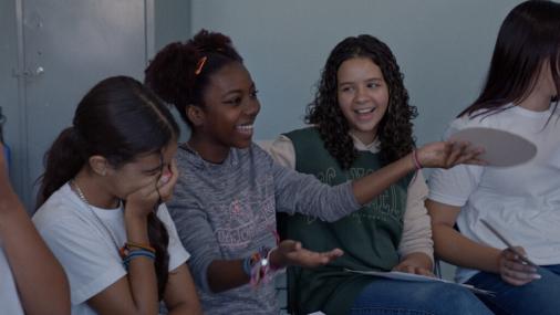 Cena de Hora do Recreio, onde aparece um grupo de adolescentes conversando