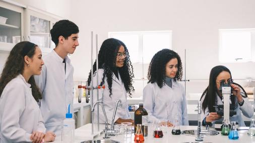 Imagem de estudantes em um laboratório