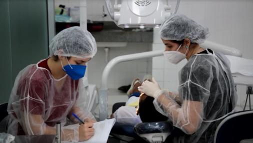 Foto de dentistas atendendo uma pessoa