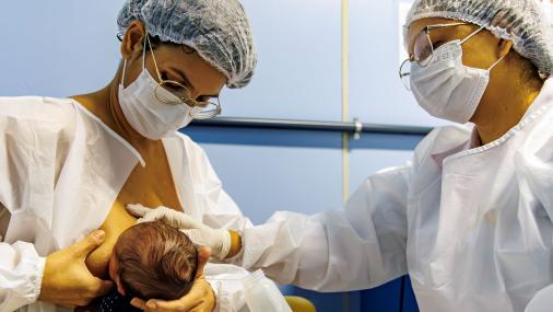 Mãe recebe atendimento com o filho no Banco de Leite do Hucam