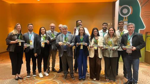Foto dos pesquisadores da Ufes reunidos, segurando o prêmio
