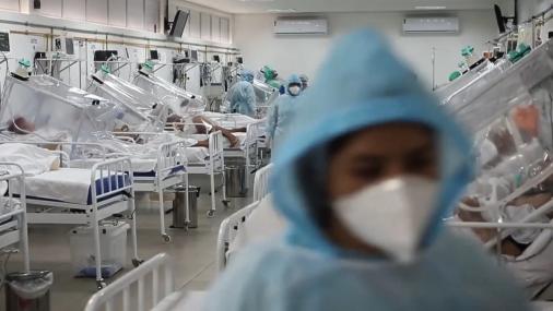 Cena de Anatomia do Caos que mostra uma enfermaria com pacientes de covid