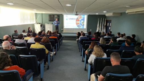 Plateia e debatedor no evento