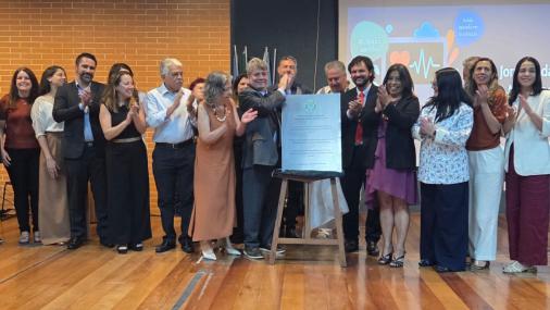 Foto do descerramento da placa com todos os presentes