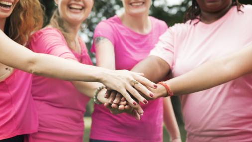 Foto das mãos unidas de quatro mulheres