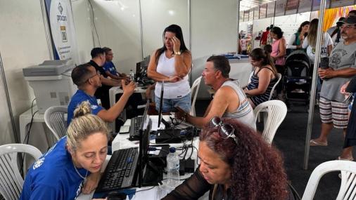 Foto de pessoas sendo atendidas no mutirão ocorrido em março